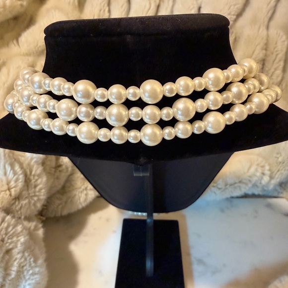 Elegant White Pearl Necklace Set - Picture 3 of 3